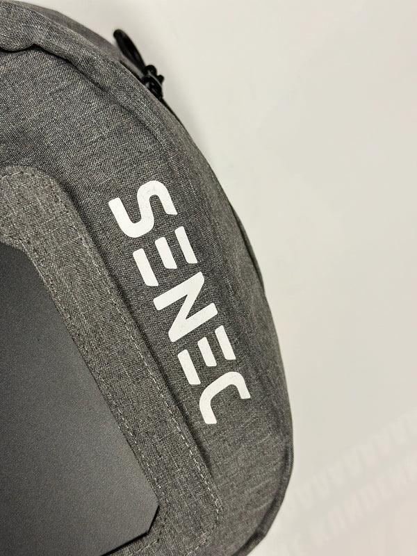 Rucksack mit SENEC-Logo am Schulterriemen